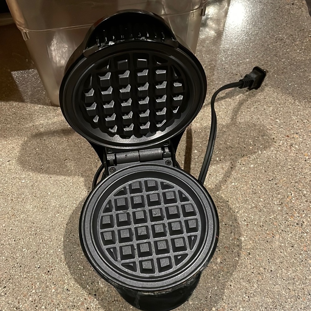Single waffle maker